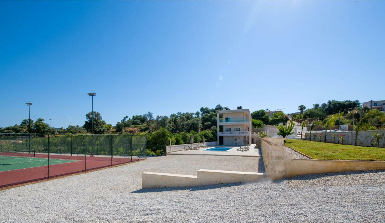 Queen Electra With Pool And Tennis Court