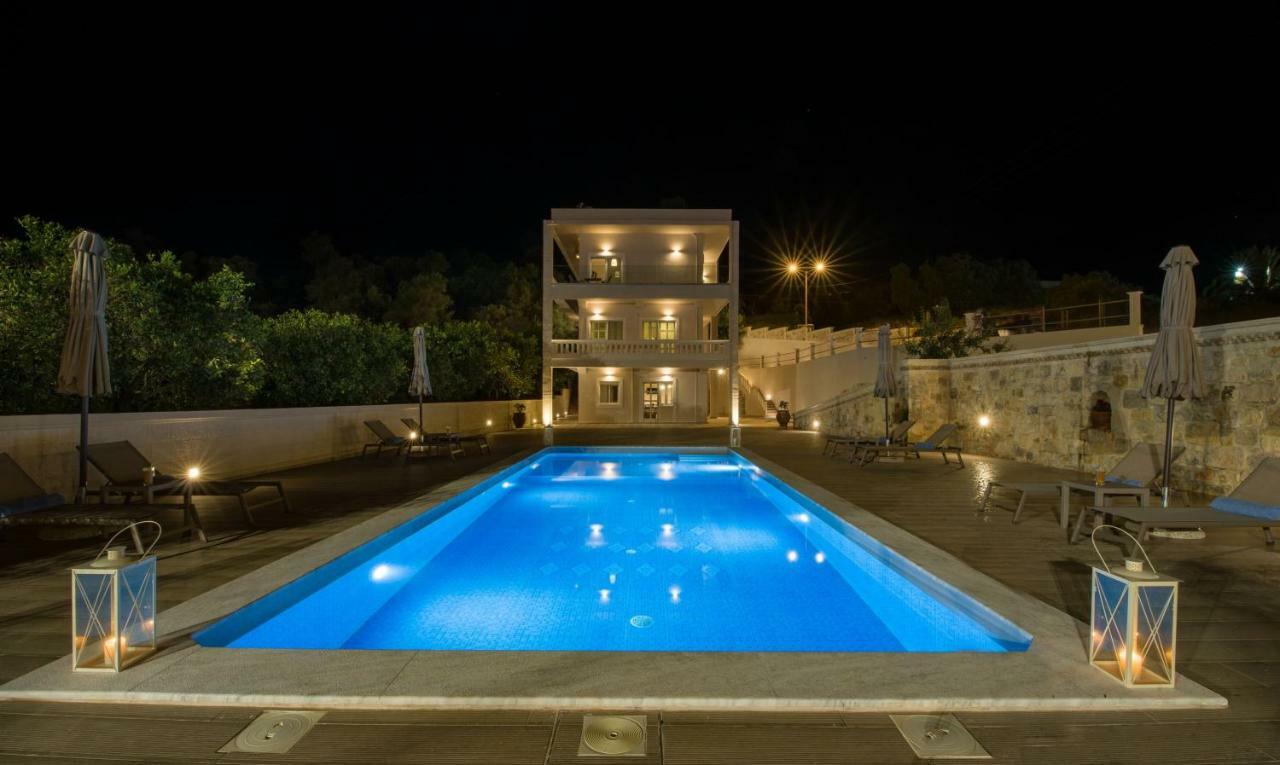 Queen Electra With Pool And Tennis Court